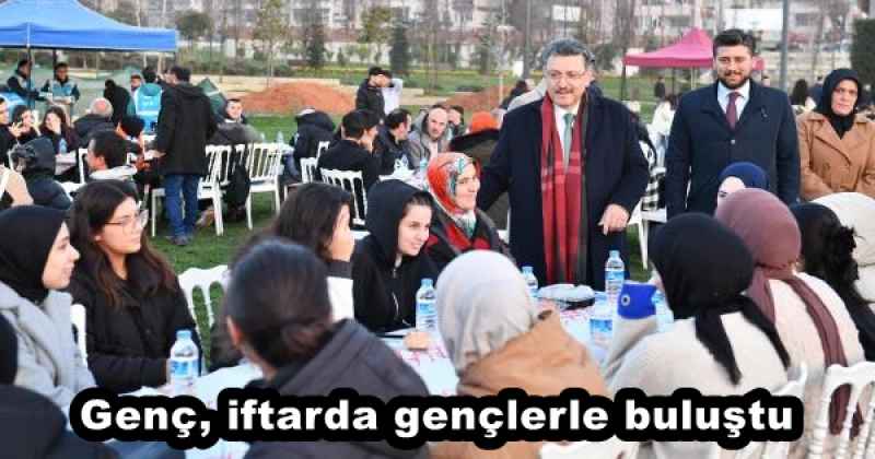 Genç, iftarda gençlerle buluştu