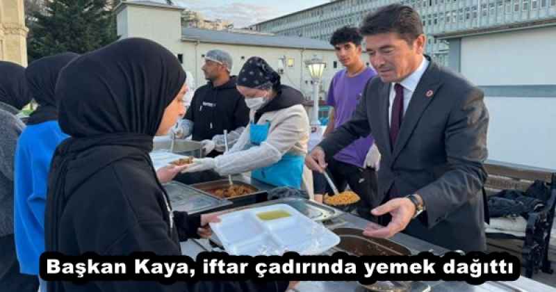 Başkan Kaya, iftar çadırında yemek dağıttı 