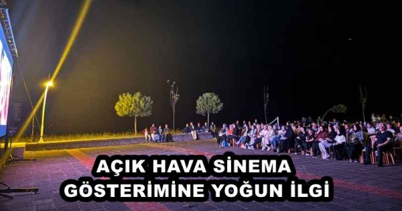 AÇIK HAVA SİNEMA GÖSTERİMİNE YOĞUN İLGİ